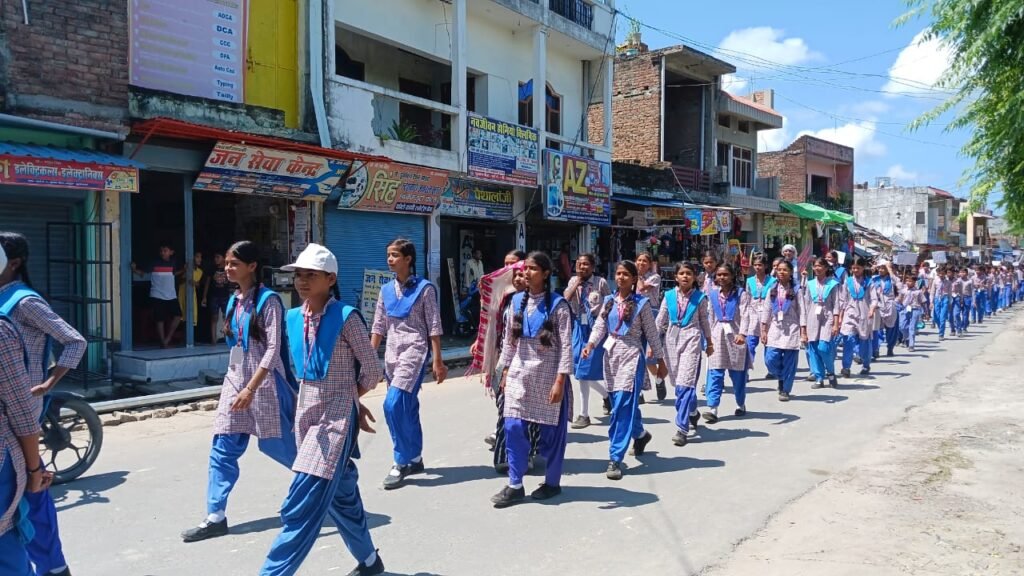 अन्तर्राष्ट्रीय साक्षरता दिवस पर स्टर्लिंग पब्लिक स्कूल के बच्चों ने खड्डा में निकाली जागरूकता रैली