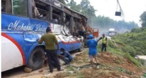 नेपाल में सड़क हादसा: साइड देते समय अनियंत्रित होकर पलट गई बस, 21 यात्री घायल