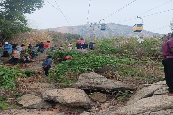 Accident on ropeway in Deoghar: 48 lives in danger, army helicopters engaged in rescue