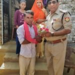 पुलिस क्षेत्राधिकारीसुनील दत्त दुबे पहुंचे ग्राम प्रहरी हरकेश बहादुर के घर, बुके देकर किया सम्मानित