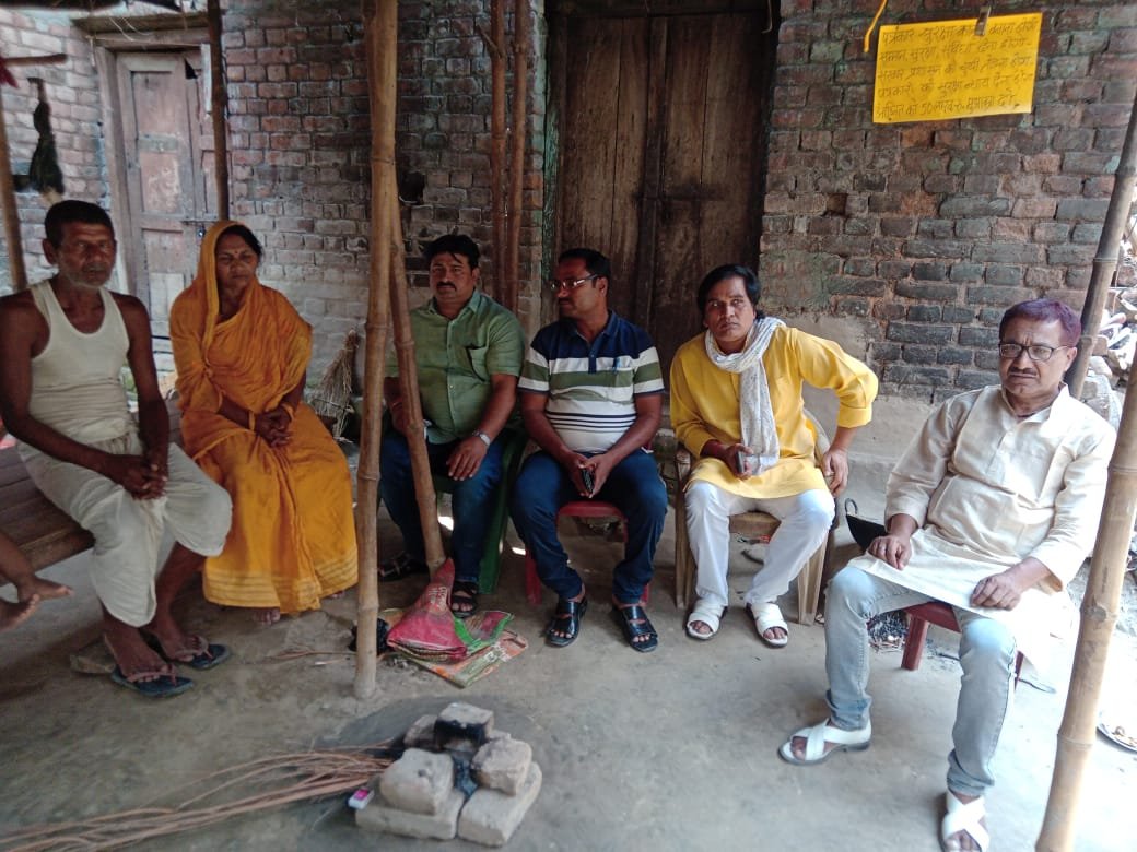 दिवंगत पत्रकार सुभाष कुमार के घर पहुंचे इंडियन जर्नलिस्ट एसोसिएशन के प्रांतीय पदाधिकारी, माता-पिता से मिलकर दिया सांत्वना