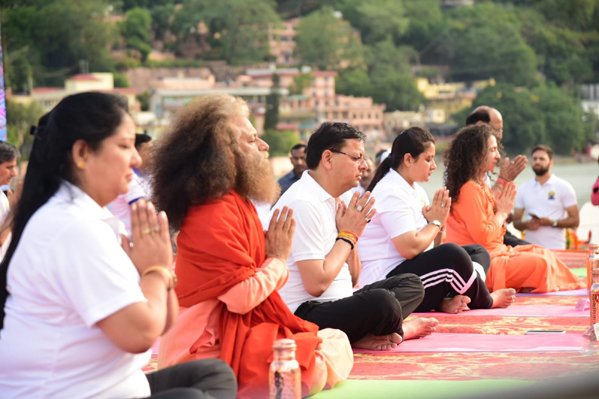 CM पुष्कर सिंह धामी ने InternationalYogaDay पर आयोजित योगा कार्यक्रमों में किया प्रतिभाग, परमार्थ निकेतन ने CM धामी को गंगा पुरस्कार से किया सम्मानित