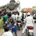 Maharajganj:पलट गयी डीजल भरी टैंकर, तेल लूटने की मची होड़