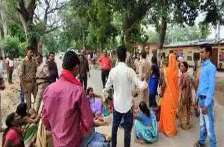 Maharajganj: गिरफ्तारी न होने से नाराज लोग बैठ गये सिन्दुरिया थाने के सामने मुख्य सड़क पर