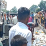 Maharajganj: टायर फटने से पलट गयी मछलियों से भरी पिकअप, एक की मौत 6 घायल