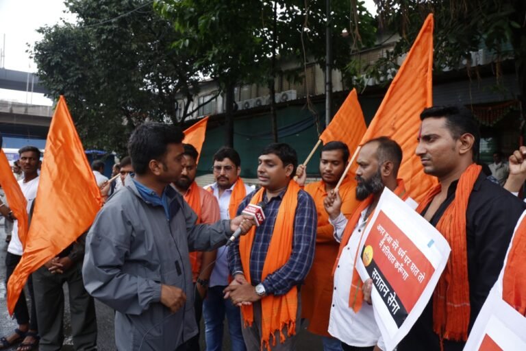 सनातन सेना का प्रदर्शन, काली फ़िल्म के निर्माता निर्देशक को गिरफ्तार करने की मांग