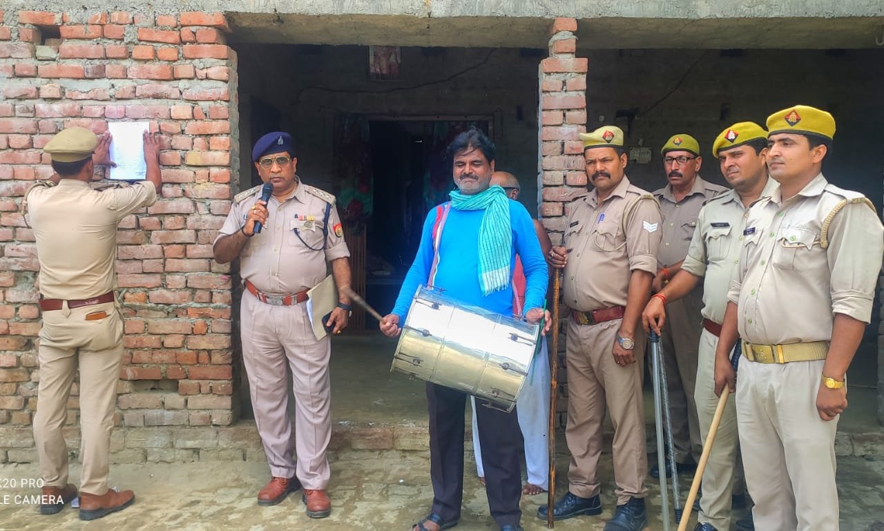 पुलिस पहुंची पोक्सोे एक्ट में फरार आरोपी के गांव, डुगडुगी बजाकर न्यायलय का आदेश दरवाजे पर किया चस्पा