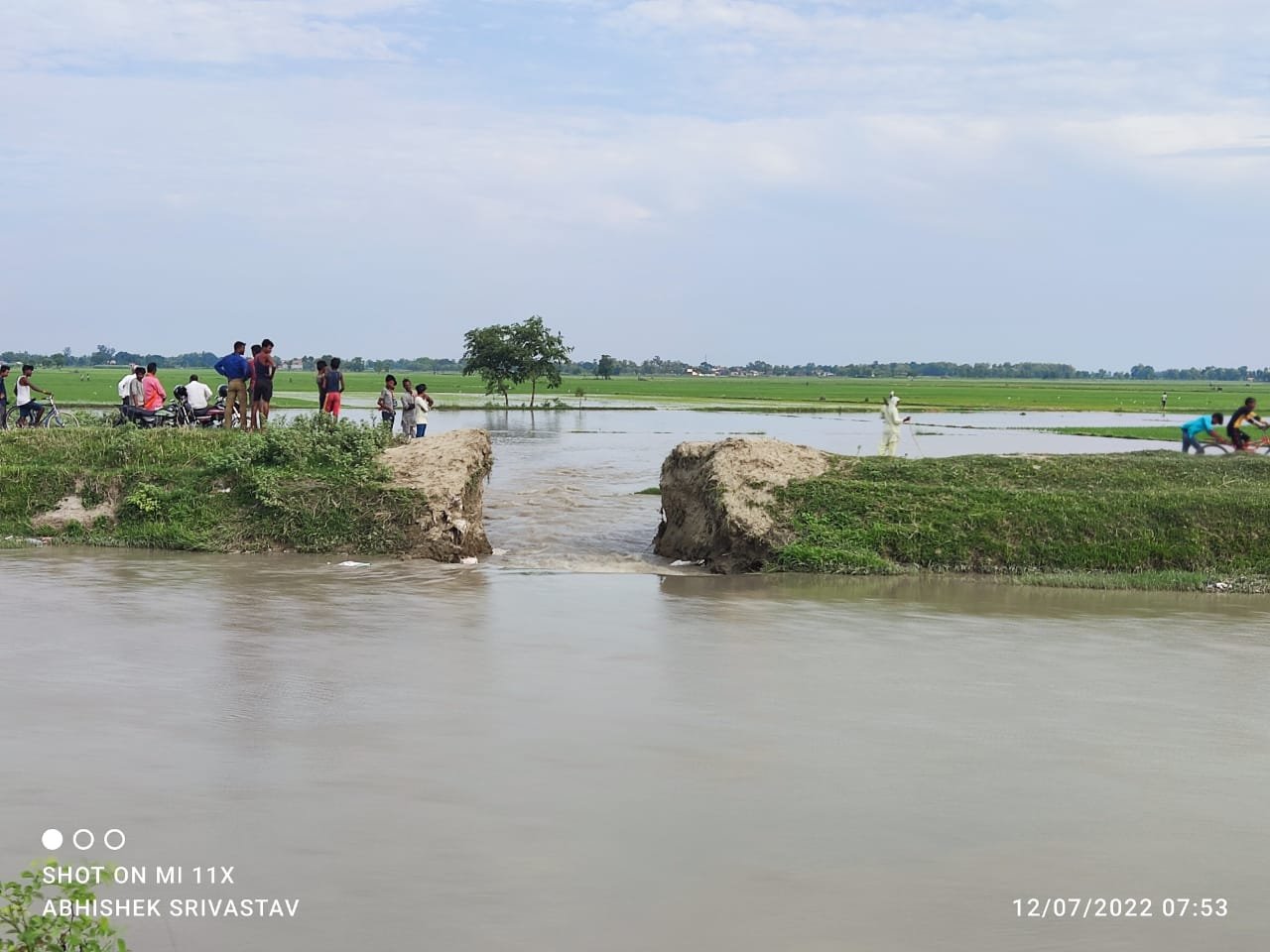 Maharajganj:बारिश न होने से परेशान किसानों ने काट दिया नहर की पटरी को, सिचाई विभाग कार्यवाही की तैयारी में