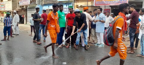 सिसवा में मुस्लिम युवाओं ने पेश की गंगा-जमुनी तहजीब की मिसाल, शिव भक्तों को बांटे प्रसाद व धुले पैर