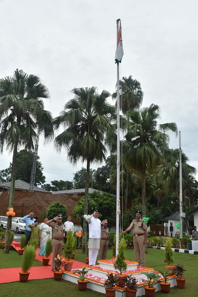 स्वतंत्रता की 75वीं वर्षगांठ पर CM पुष्कर सिंह धामी ने किया ध्वजारोहण, राष्ट्रीय एकता की दिलाई शपथ