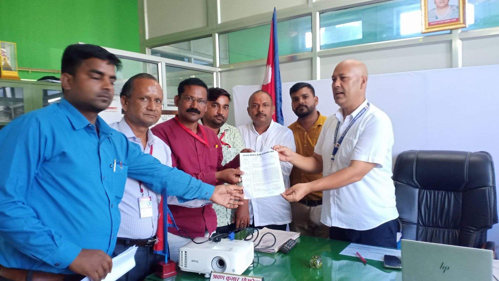 तस्करी का वीडियो वायरल होने के बाद नेपाली नंबर से पत्रकारों को मिल रही थी धमकियां, नवलपरासी जिलाधिकारी से मिला प्रतिनिधि मण्डल, सौंपा ज्ञापन