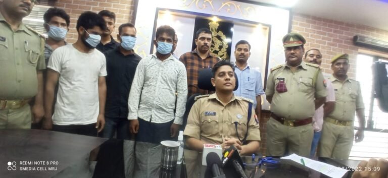 Maharajganj: पुलिस व एसओजी की संयुक्त कार्यवाही में लूट के 4 शातिर आरोपी गिरफ्तार, कट्टा, कारतूस, चाकू व लूटी गयी मैजिक पिकअप बरामद