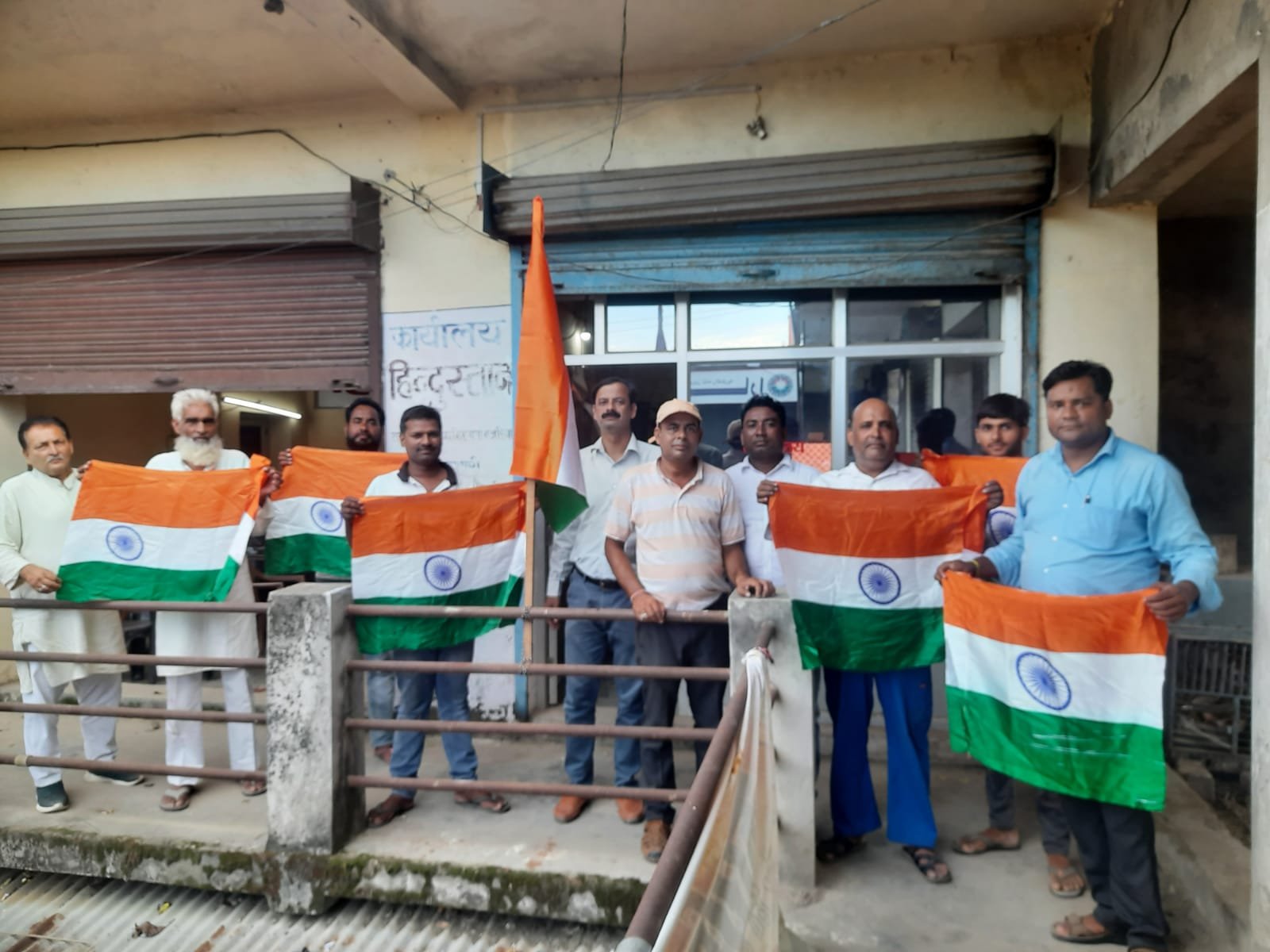 इंडियन जर्नलिस्ट एसोसिएशन ने डुमरियागंज में किया झंडा वितरण, अपने घर और प्रतिष्ठान पर तिरंगा लहराने की लोगों से अपील की