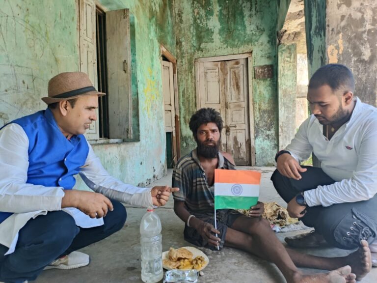 लावारिस दिव्यांग जनों के बीच स्वरांजलि सेवा संस्थान ने मनाया आजादी का जश्न, लावारिस दिव्यांग, मानसिक बीमार और विक्षिप्तों की सेवा में लगी रहती है संस्थान