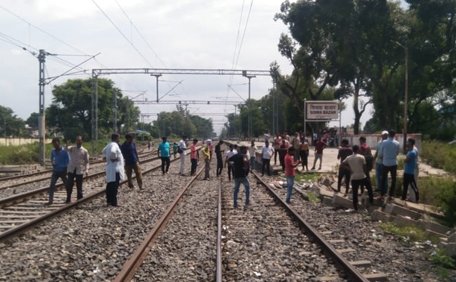 Siswa Breaking : सिसवा रेलवे स्टेशन पर मालगाड़ी से कट कर युवक की दर्दनाक मौत