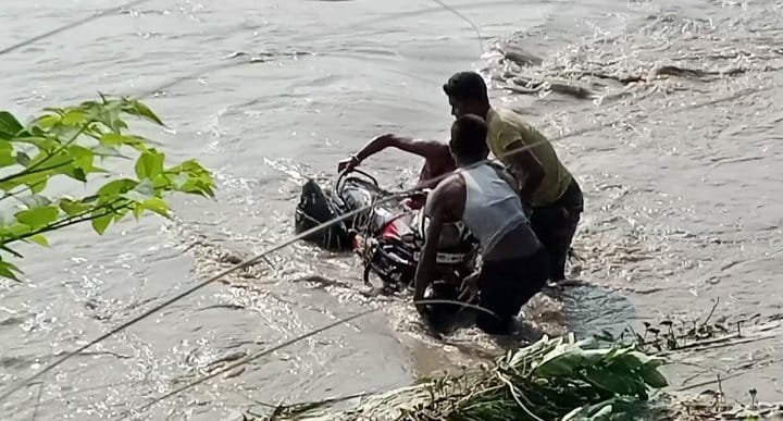 Maharajganj: नारायणी नहर की टूटी पटरी, तेज धारा में बाइक लेकर गिरा युवक