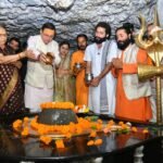CM धामी ने टपकेश्वर महादेव मंदिर में जलाभिषेक कर भगवान शिव से प्रदेशवासियों की सुख-समृद्धि की कामना की