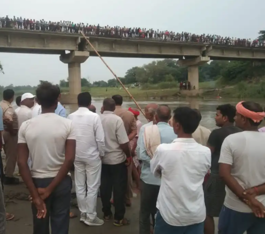 Maharajganj: गणेश प्रतिमा विसर्जन के दौरान नदी में डूब गया युवक, तलाश जारी