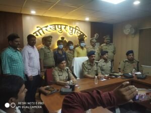 गोरखपुर: विवाहिता के साथ सामूहिक दुष्कर्म के आरोपियों को पुलिस ने किया गिरफ्तार, गिरफ्तार करने वाली टीम को मिला पुरस्कार