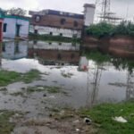 Maharajganj: हल्की बारिश में भी पानी से भर जाता है स्कूल परिसर, क्या किसी घटना का इंतजार कर रहा है शिक्षा विभाग