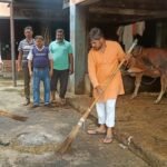 PM नरेंद्र मोदी के जन्मदिन की पूर्व संध्या पर गौशाला में किया साफ सफाई एवं गौ सेवा कार्य