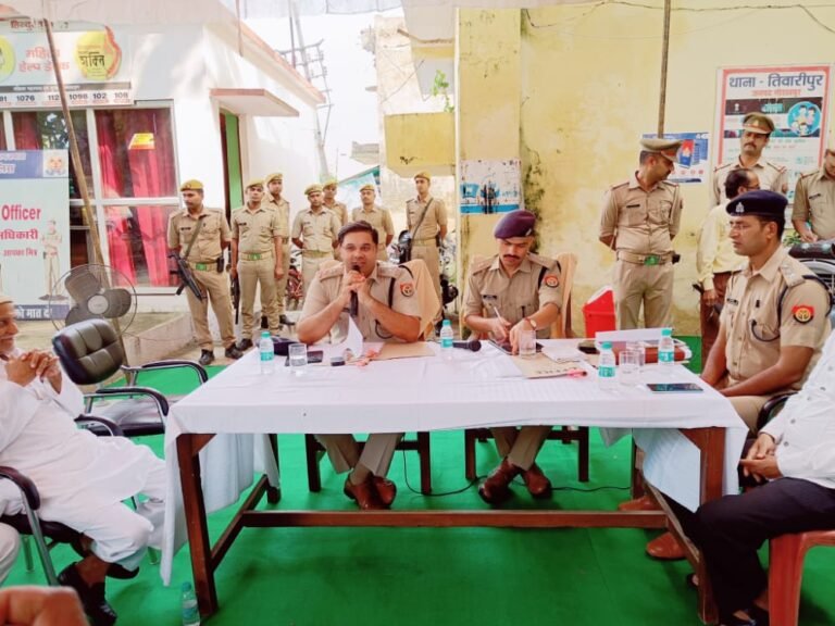 SSP ने तिवारीपुर थाने में संभ्रांत व्यक्तियों, धर्मगुरुओं व मां दुर्गा की प्रतिमा स्थापित करने वाले आयोजकों के साथ की बैठक