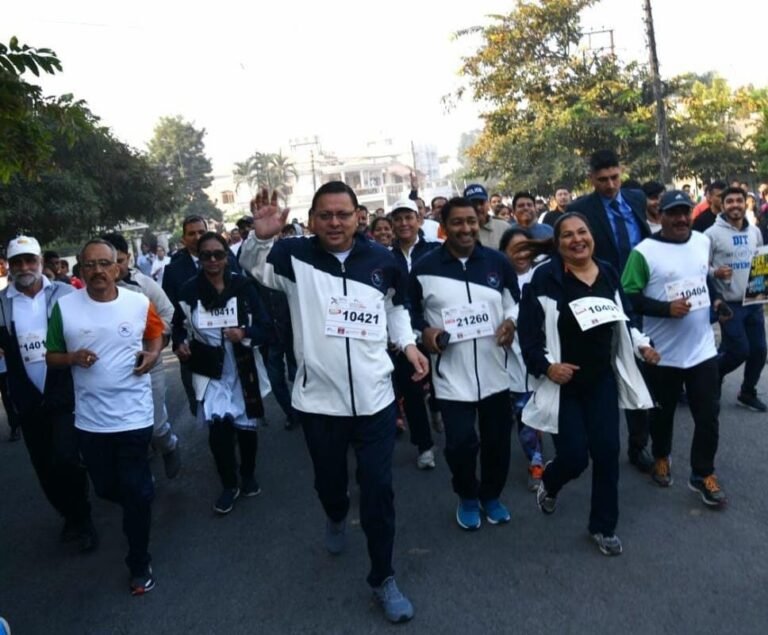 CM धामी ने पुलिस लाइन रेस कोर्स में अमृत महोत्सव के अन्तर्गत Run For Unity एवं Run Against Drugs की थीम पर आधारित ‘देहरादून मैराथन’ में किया प्रतिभाग