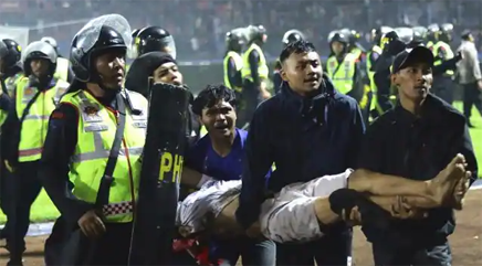 फुटबॉल मैच में हुई हिंसा: बिछ गई सैंकड़ों लाशें; हार से बौखलाए फैंस मचा रहे थे उपद्रव