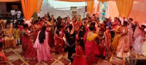 Maharajganj: मलवेरी कान्वेंट स्कूल में डांडिया नृत्य का हुआ आयोजन, बच्चों के साथ महिलाओं ने भी किया डांडिया नृत्य
