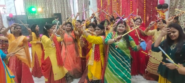 Maharajganj: महिलाओं व बच्चियों ने किया डांडिया नृत्य, मारवाड़ी युवा मंच ने कार्यक्रम का किया आयोजन