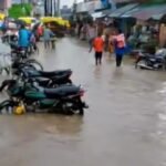 सिसवा बाजार: हो रही बारिश से कई सड़कों व कई मुहल्लों में भरा पानी, दुकानों व घरों में घुसा पानी