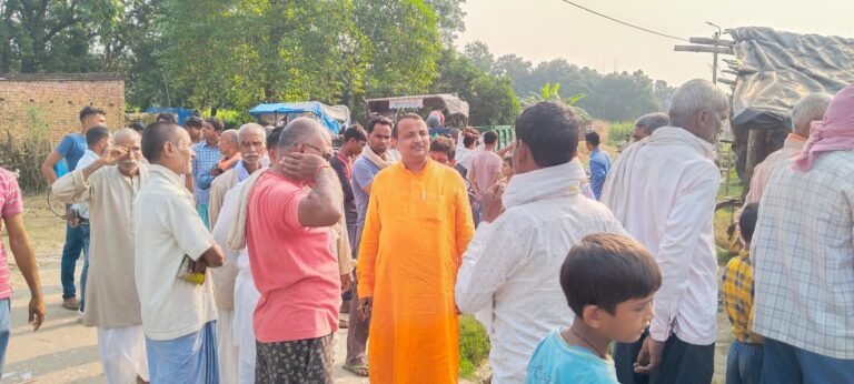 सिसवा नगर पालिका: सबया पहुंचे अध्यक्ष प्रतिनिधि गिरजेश जायसवाल, मृतक के परिजनों से की मुलाकात