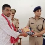 कोठीभार थाना पहुंचे अपर पुलिस अधीक्षक आतिश कुमार सिंह, चौकीदारों को बांटा कंबल व मिठाई