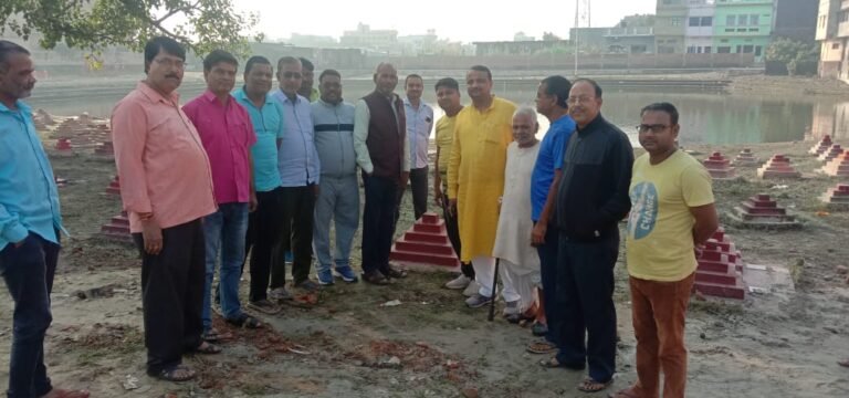सिसवा नगर पालिका: अध्यक्ष प्रतिनिधि गिरजेश जायसवाल पहुंचे छठ घाटों पर, साफ-सफाई व प्रकाश व्यवस्थाओं का लिया जायजा