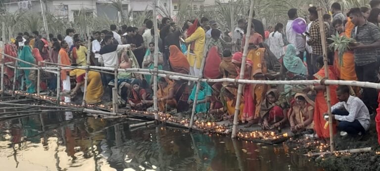 Chhath Puja 2022: छठ व्रतियों ने डूबते सूर्य को अर्पित किया अर्घ्य, घाटों पर उमड़ा श्रद्धालुओं का हुजूम, SDM व CO भी रहे मौजूद