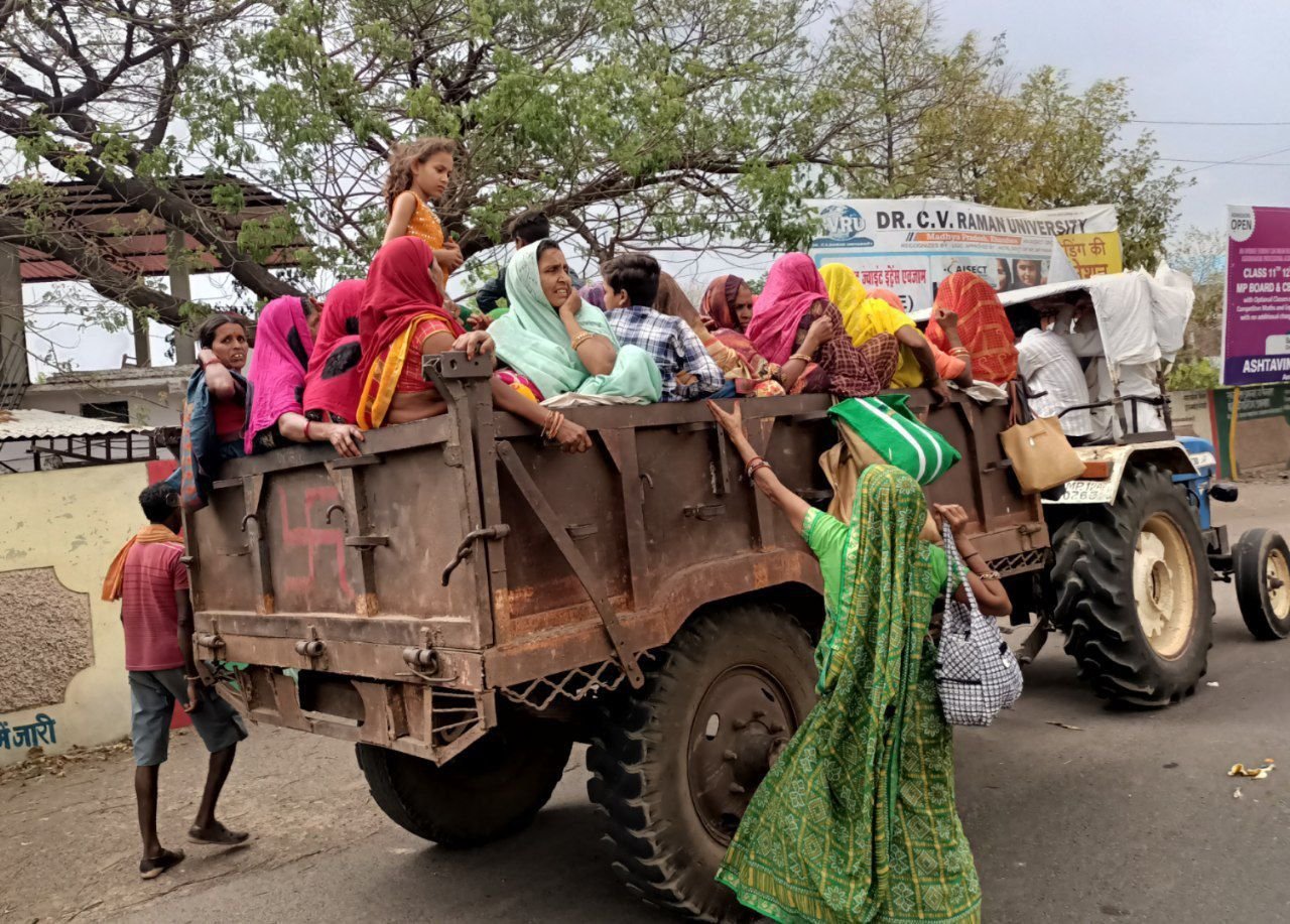 टैक्टर-ट्राली मालिक हो जाए सावधान, खनन व सवारी के लिए उपयोग किया तो होगी कार्यवाहीः दयाशंकर सिंह