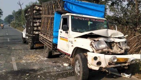 Maharajganj: मुर्गियों से भरी पिकअप ने सवारियों से भरी बस को मारी ठोकर