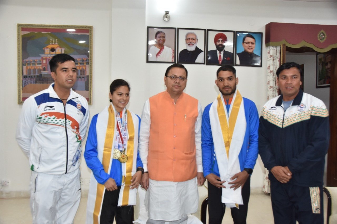 CM धामी से स्वर्ण पदक जीतने वाली मानसी नेगी और एथलीट सूरज पंवार ने की भेंट, मुख्यमंत्री ने दोनों एथिलीट को ₹1-1 लाख की धनराशि देने की घोषणा की