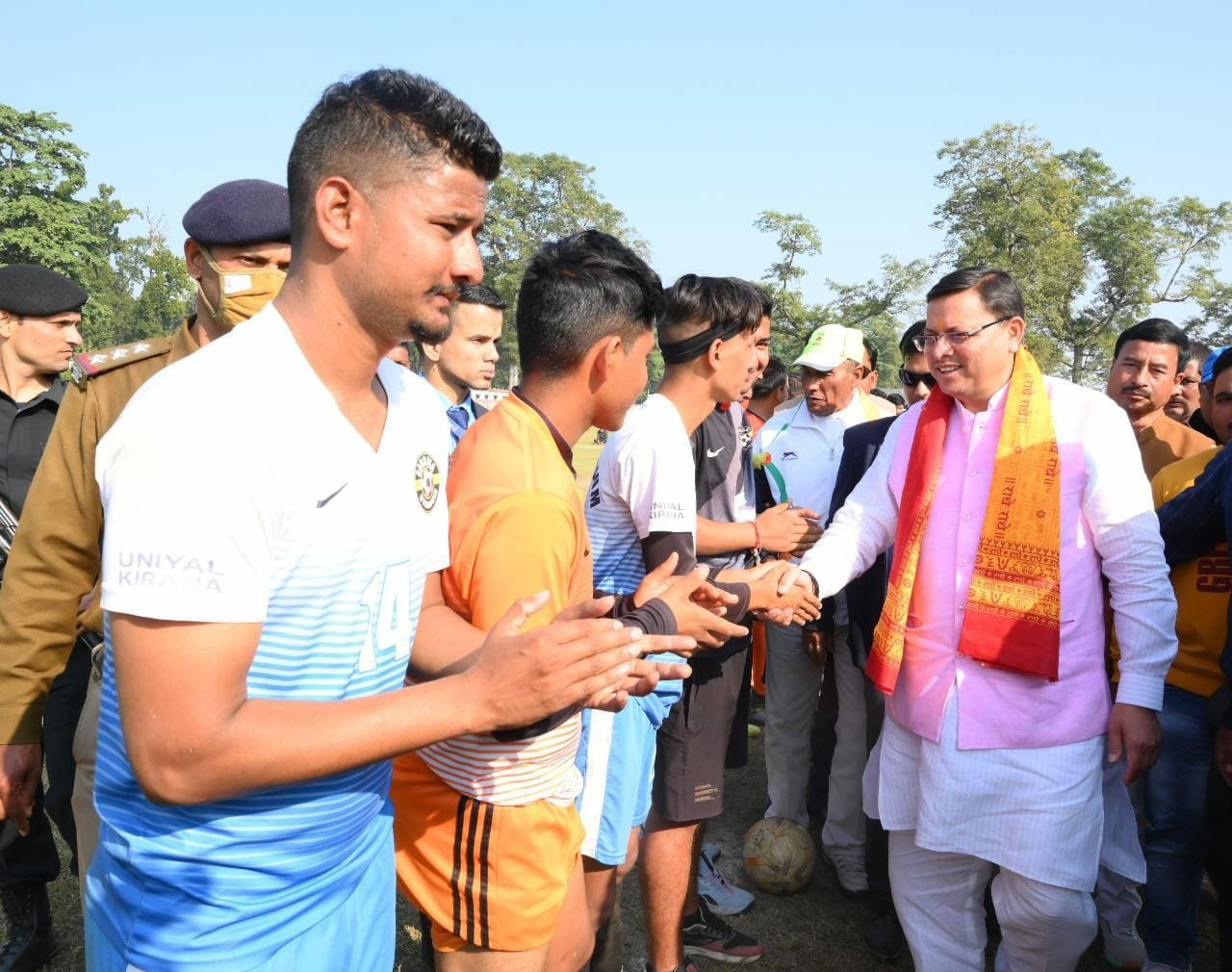 मुख्यमंत्री पुष्कर सिंह धामी ने बनबसा स्पोर्ट्स स्टेडियम में फुटबॉल प्रतियोगिता के समापन अवसर पर फाइनल मैच का किया शुभारंभ