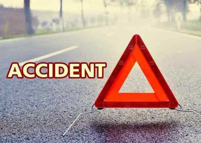 Accident: तेज रफ्तार कार ने मारी ई रिक्शा को टक्कर, 2 स्कूली बच्चों समेत 6 घायल