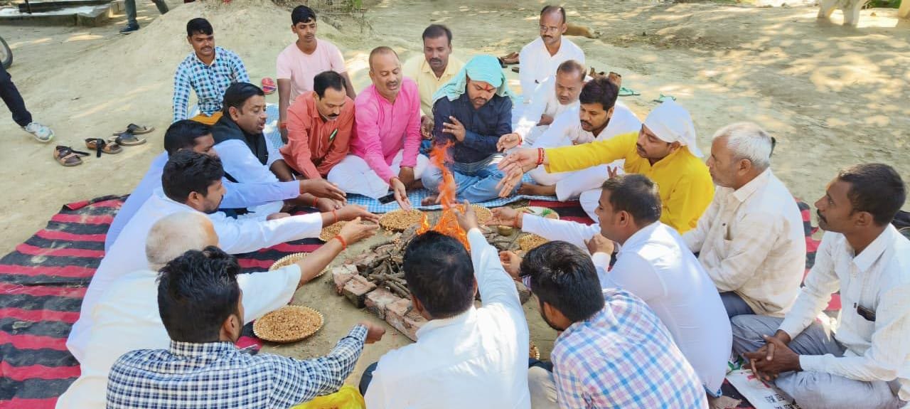 सिसवा नगर पालिका: निकाय चुनाव कराये जाने के लिए किया सद्बुद्धि यज्ञ, कल चलेगा हस्ताक्षर अभियान