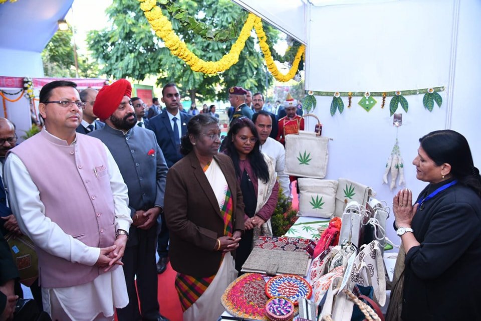 राष्ट्रपति श्रीमती द्रौपदी मुर्मु पहुंची दून विश्वविद्यालय, स्थानीय उत्पादों पर आधारित प्रदर्शनी का किया अवलोकन