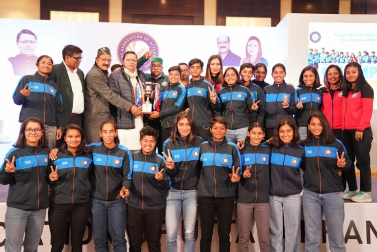 CM धामी ने उत्तराखण्ड महिला अंडर-19 क्रिकेट टीम के सम्मान समारोह में प्रतिभाग कर टीम के सदस्यों को किया सम्मानित