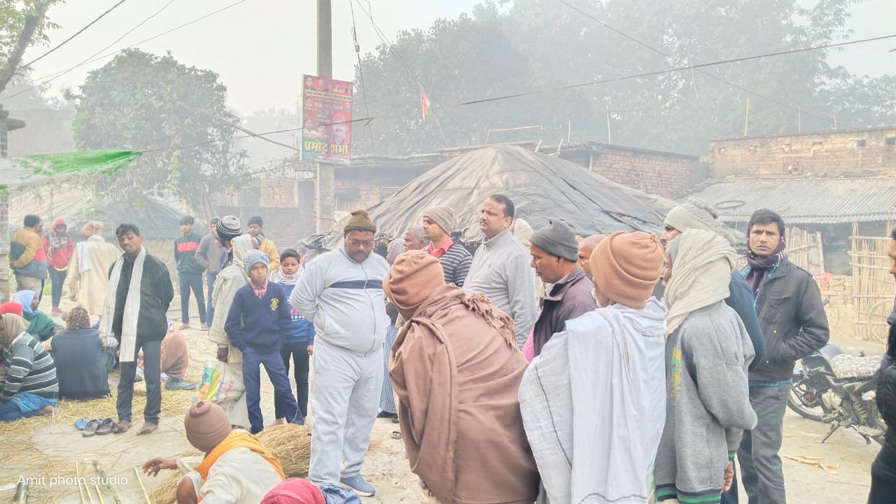 सिसवा नगर पालिका अध्यक्ष प्रतिनिधि गिरजेश जायसवाल पहुँचे खेसरारी, मृतक के परिजनों से मिले