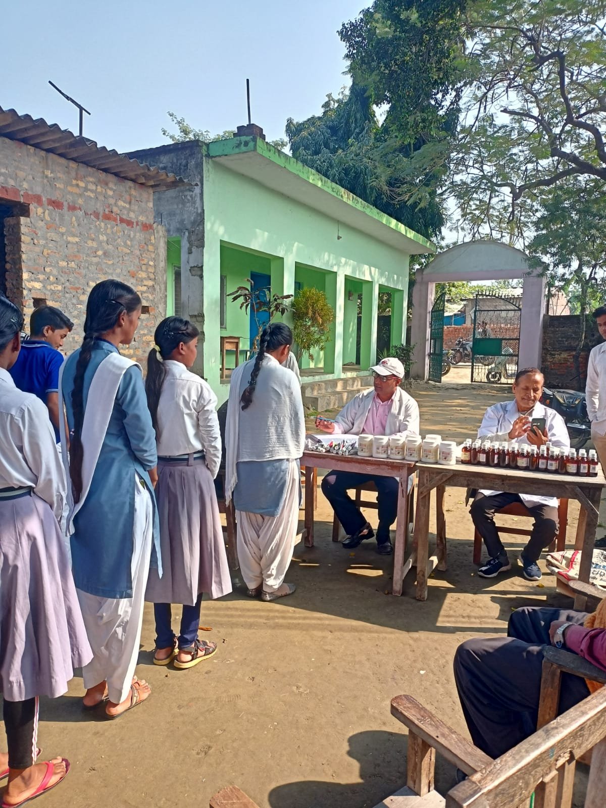 मदरसा अलहम अहले सुन्नत में लगा स्वास्थ्य जांच कैम्प, छात्र-छात्राओं की जांच कर हुआ निःशुल्क दवा वितरण