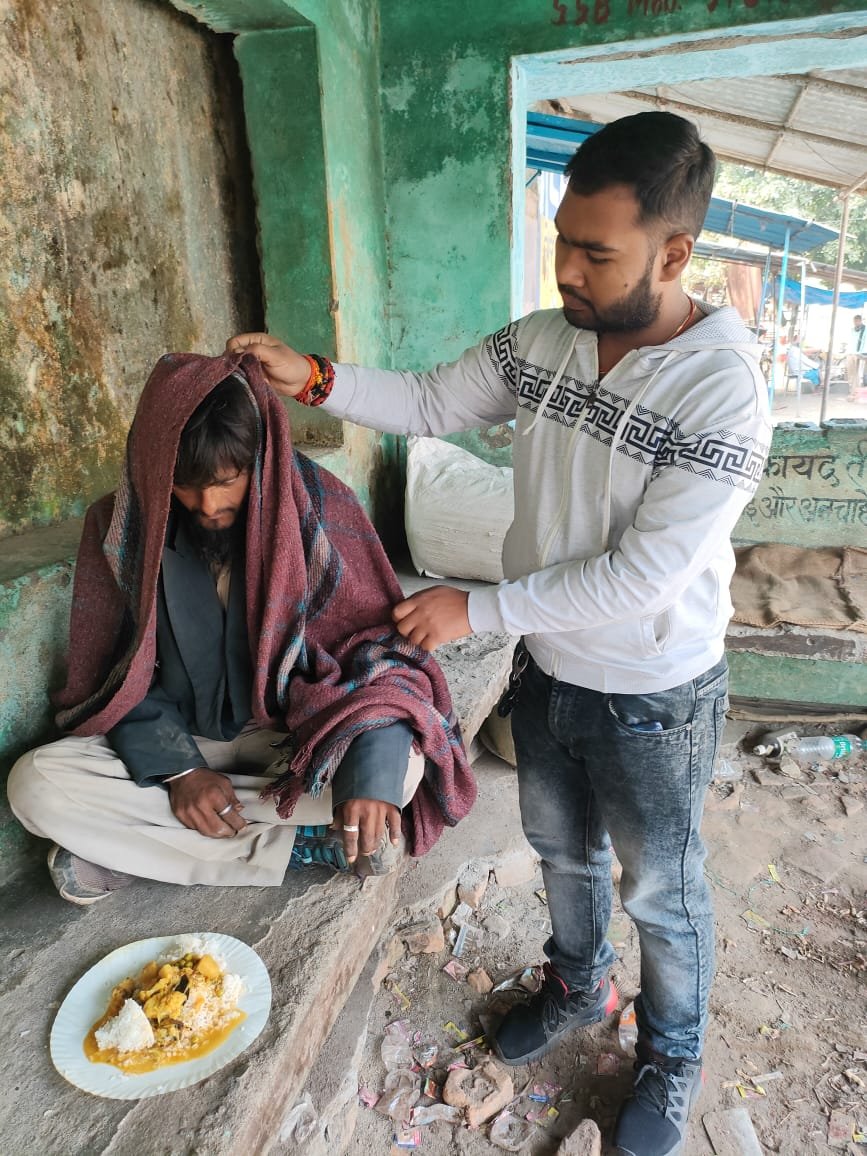 कड़ाके की ठंडक शुरूः स्वरांजलि सेवा संस्थान ने लावारिस दिव्यांग जनों के बीच बांटा कंबल