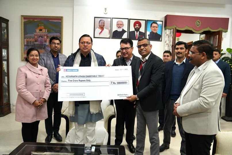 CM पुष्कर सिंह धामी से HDFC Bank ठंदा के कंट्री हेड अखिलेश कुमार राय ने की भेंट, केदारनाथ उत्थान चेरिटेबल ट्रस्ट के लिए 5 करोड़ रुपए का चेक किया प्रदान