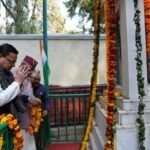 मुख्यमंत्री पुष्कर सिंह धामी ने शहीद दुर्गा मल्ल पार्क में आजाद हिंद फौज के शहीद मेजर दुर्गा मल्ल जी की प्रतिमा पर किए श्रद्धासुमन अर्पित