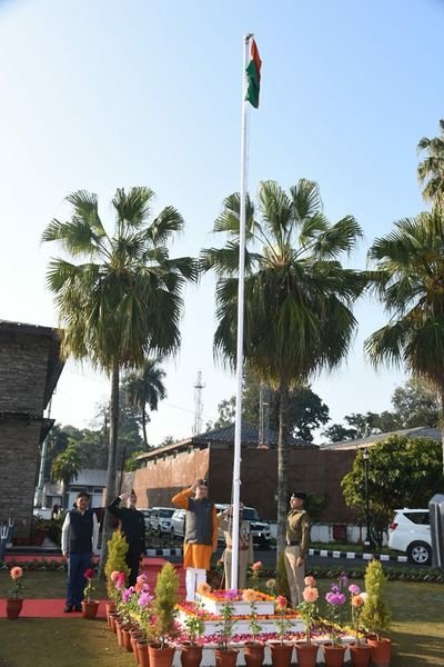 मुख्यमंत्री पुष्कर सिंह धामी ने गणतंत्र दिवस पर फहराया ध्वज, संविधान की उद्देशिका की दिलाई शपथ