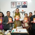 CM पुष्कर सिंह धामी ने साहित्यकार डॉ. मुनि राम सकलानी की पुस्तक ’आजादी का अमृत महोत्सव और हिन्दी की प्रगति यात्रा’ का किया विमोचन
